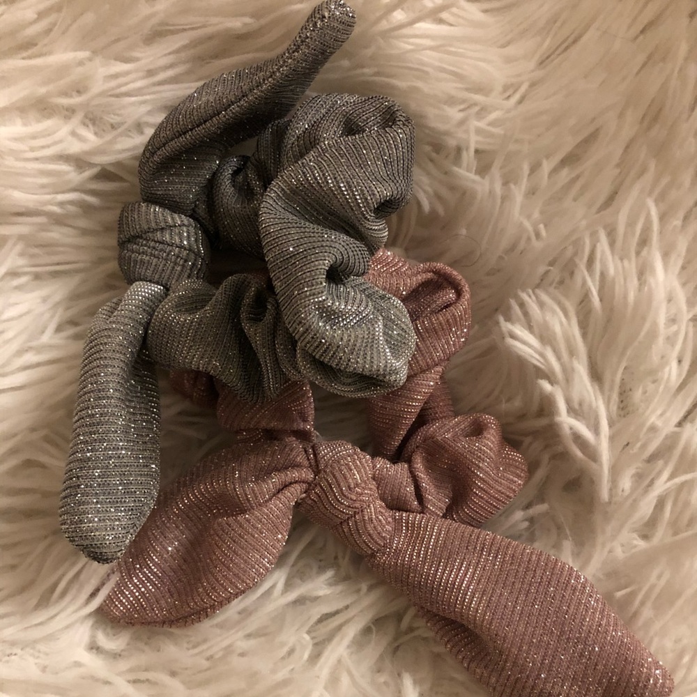 Urban Outfitters scrunchy set